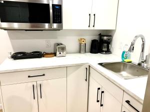 Royal Oak - 2 bedroom suite plus in-suite kitchen and laundry