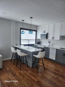 Modern Luxury 2-Bedroom Executive Residence Near MetLife & NYC