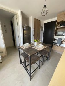 Aire Acondicionado, Ropa de cama y toallas, Piscina, Gym, Cerca de Metro,Barrio Italia Piso17