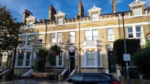 London Wandsworth 4 bedrooms 2 Baths Garden Flat