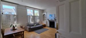 London Wandsworth 4 bedrooms 2 Baths Garden Flat