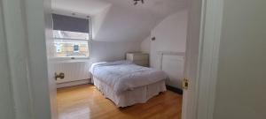 London Wandsworth 4 bedrooms 2 Baths Garden Flat