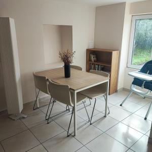 Cozy house, small garden and parking, train station on foot