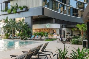 Bright & Calm Haven Queen Wharf Lv 17 - with Sky & Balcony Views