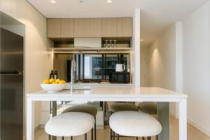 Bright & Calm Haven Queen Wharf Lv 17 - with Sky & Balcony Views