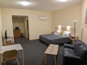 Mayfair Plaza Motel and Apartments