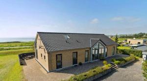 Bright And Lovely Seaside Holiday Home