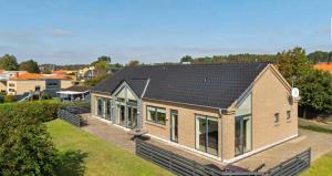 Bright And Lovely Seaside Holiday Home