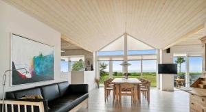 Bright And Lovely Seaside Holiday Home