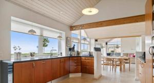 Bright And Lovely Seaside Holiday Home