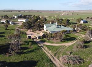 Large Streaky Bay Farmhouse with Surf Beach Access