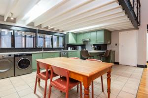 Luxurious 2-Bedroom City Centre Apartment