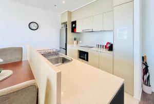 123 Top Floor Suite - Pool & Ocean Views