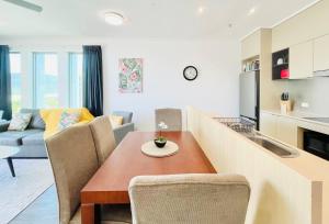 123 Top Floor Suite - Pool & Ocean Views