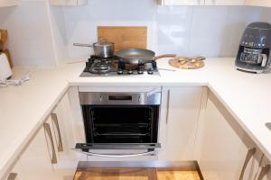 1BD Free Parking Netflix Work desk Baby cot Pool