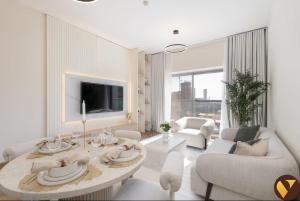 Vogue Vacation Homes, JVC Jeewar Tower Near Circle Mall, One Bedroom Apartment with Balcony and City View, Access toAmenities