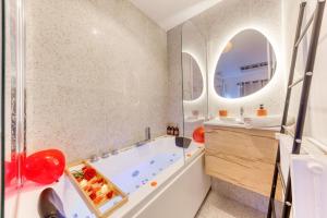 Sienna Velvet Room - Balneo & Cinema - Ligne 9