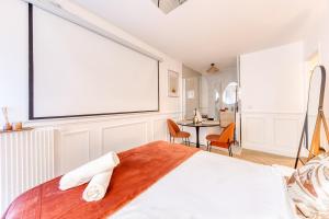 Sienna Velvet Room - Balneo & Cinema - Ligne 9