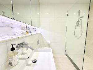 Sydney Hyde Park Gem 1 bedroom with City view and balcony