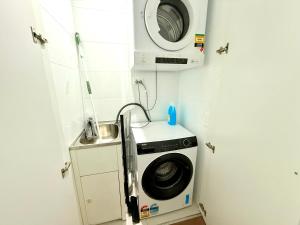 Sydney Hyde Park Gem 1 bedroom with City view and balcony