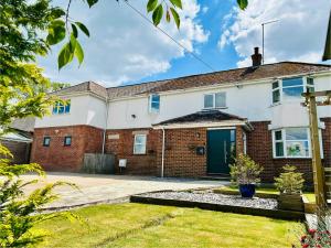 Lynwood, 5 bed, 4 bath, private large drive