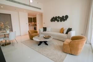 Cozy Apartment with Private Beach & Palm Views