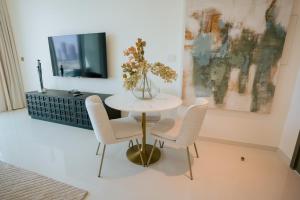 Cozy Apartment with Private Beach & Palm Views