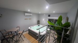 Maison de campagne avec jacuzzi et piscine