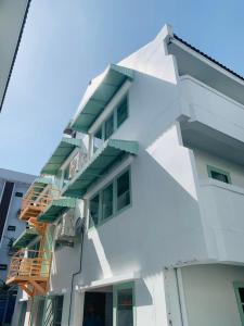 Easy Monday Pool Capsule Hotel - Old Town Bangkok