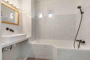 Beautiful air-conditioned house and heated pool