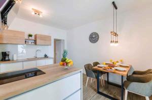 Apartments with Pool in Novi Vinodolski 39520