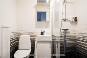 Guestly Homes - 2BR Apartment with Lake View