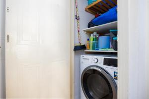 Chic 1-Bed Dublin Flat with Balcony Near Jameson Distillery and 15 Mins to Centre