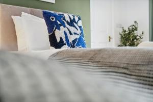 Stylish and Comfortably Large 5-bedroom house