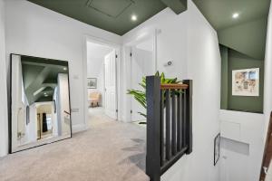 Stylish and Comfortably Large 5-bedroom house