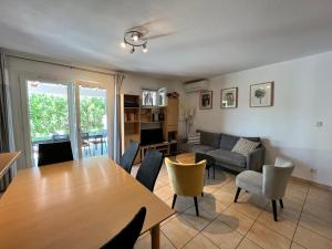 Belle villa climatisée, wifi, 3 chambres grande terrasse vue réserve naturelle dans résidence sécurisée avec piscine commune 800m de la mer Un vrai Havre de Paix LRCS107