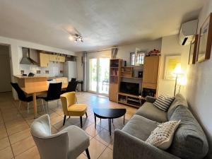 Belle villa climatisée, wifi, 3 chambres grande terrasse vue réserve naturelle dans résidence sécurisée avec piscine commune 800m de la mer Un vrai Havre de Paix LRCS107