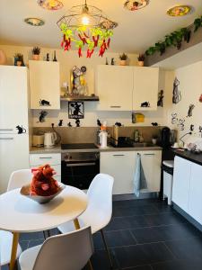 THE ENCHANTED HOUSE ( 15 min walk to Disney)