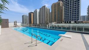 Free housekeeping visits during your stay - StayShort - JVC apartment Sleeps 4 with Pool and Gym