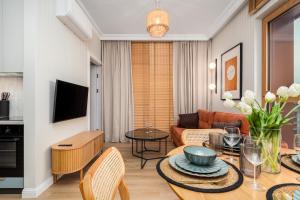 Towarowa Square, Sun & Snow