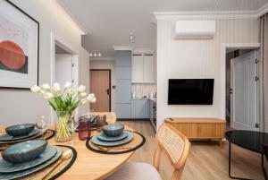 Towarowa Square, Sun & Snow