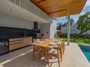 Luxury 4BR Pool Villa in Botanica - Villa Boa