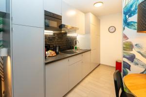 Victoria 2 People Parking AC WiFi