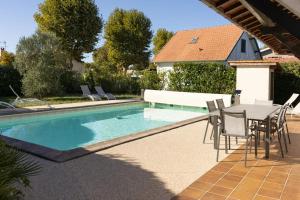 VILLA JOSEPHINE with swimmingpool in Arès
