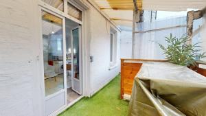 Nice studio with terrace on Rue Bourdaloue