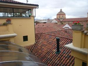 Calle 10, no 5-72, Calle del Coliseo, La Candelaria, Bogotá, Colombia.