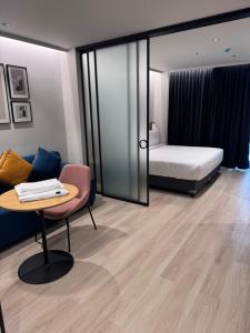 Luxury Studio, 1 Bed, Separate Study Gourmet Kitchen Prime Location