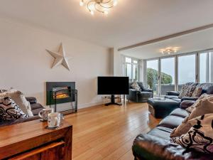 5 Bed in Bexhill-on-Sea 74325