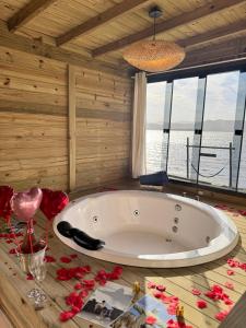 Chalé na beira da lagoa com vista