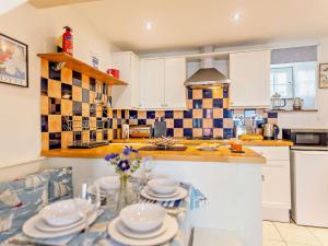 2 Bed in Aberdovey DY015